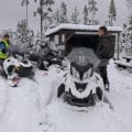 I GANG: Onsdag startet årets snøscootersesong i Åsnes. Her ser vi Jon Bredesen (til venstre) og Emil Sandvold i forbindelse med klargjøring av årets åpning.