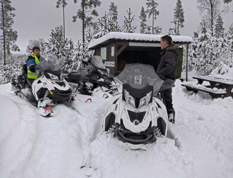 I GANG: Onsdag startet årets snøscootersesong i Åsnes. Her ser vi Jon Bredesen (til venstre) og Emil Sandvold i forbindelse med klargjøring av årets åpning.