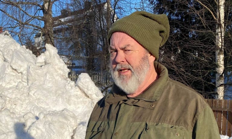 – MÅ SKYTE ALT: Roar Moe var ofte på jakt i Tyskland mens han drev Dæsbekken Villmarkssenter på Åsnes Finnskog. Han har felt over 100 villsvin, og mener man ikke kan verne sugge med unger. – Sannheten er at du må skyte alt for å bli kvitt dem, sier Moe. Foto: Mari Nyberget.