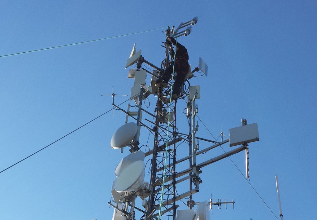 VIKTIG PUNKT: Sendermastene på Kjølabergstoppen sørger for blant annet mobil- nett- og radiodekning til mange i Solør. For tiden er det en fiberfeil som gjør at mange er rammet. Illustrasjonsfoto.