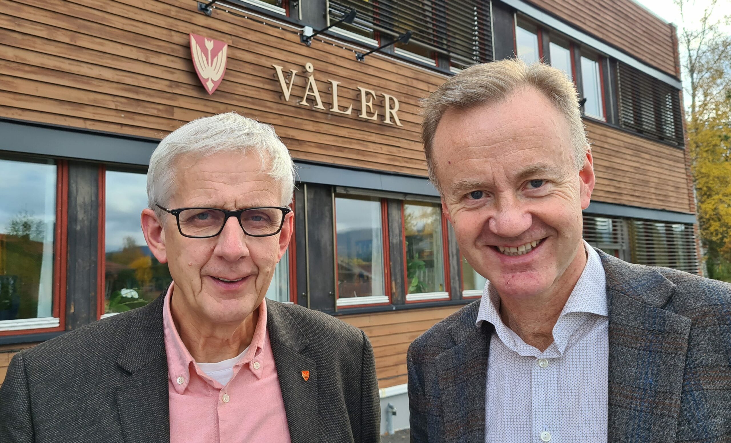 TROR PÅ LØSNING: Næringssjef i Våler, Arild Lande (til høyre), tror en trådløsvariant blir løsningen for å få fart på bredbåndet på Våler Finnskog. Her står Lande sammen med ordfører Ola Cato Lie.