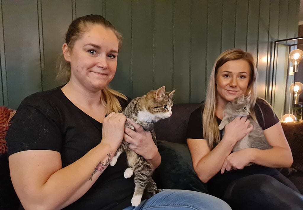 ET MIDLERTIDIG HJEM: Cathrine Sønsterud Rinden (til venstre) og Karoline Gran Kluge vil lage et kattehus til hjemløse katter i Solør. Allerede er det samlet inn over 11.000 kroner via Spleis til prosjektet.