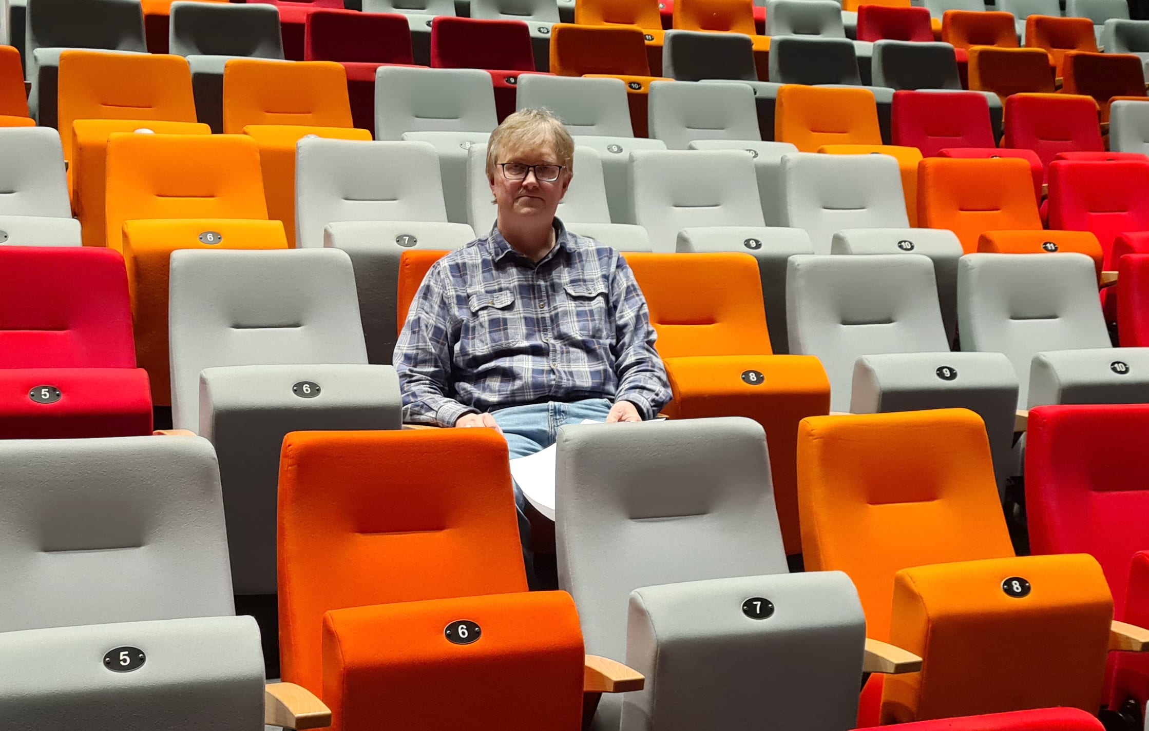 ALENE PÅ KINO: Rådhuskinoen på Flisa er helt stengt til 18. januar foreløpig. Kinosjef Odd Skramstad forteller at kinobesøket ble halvert fra 2019 til 2020, men at det kunne ha blitt langt verre.
