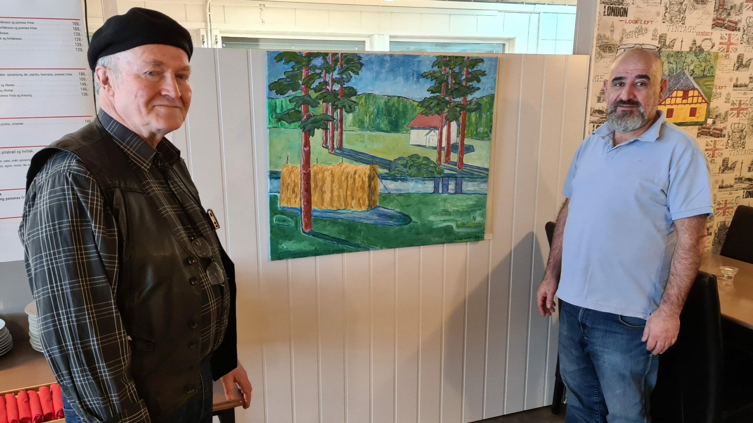 KROUTSTILLING: Ved Bondens Kro på Kjellmyra er det nå mulig å se på kunsten til Knut Larsson mens du venter på mat. Murat Baran er glad for at Knut ville stille ut.