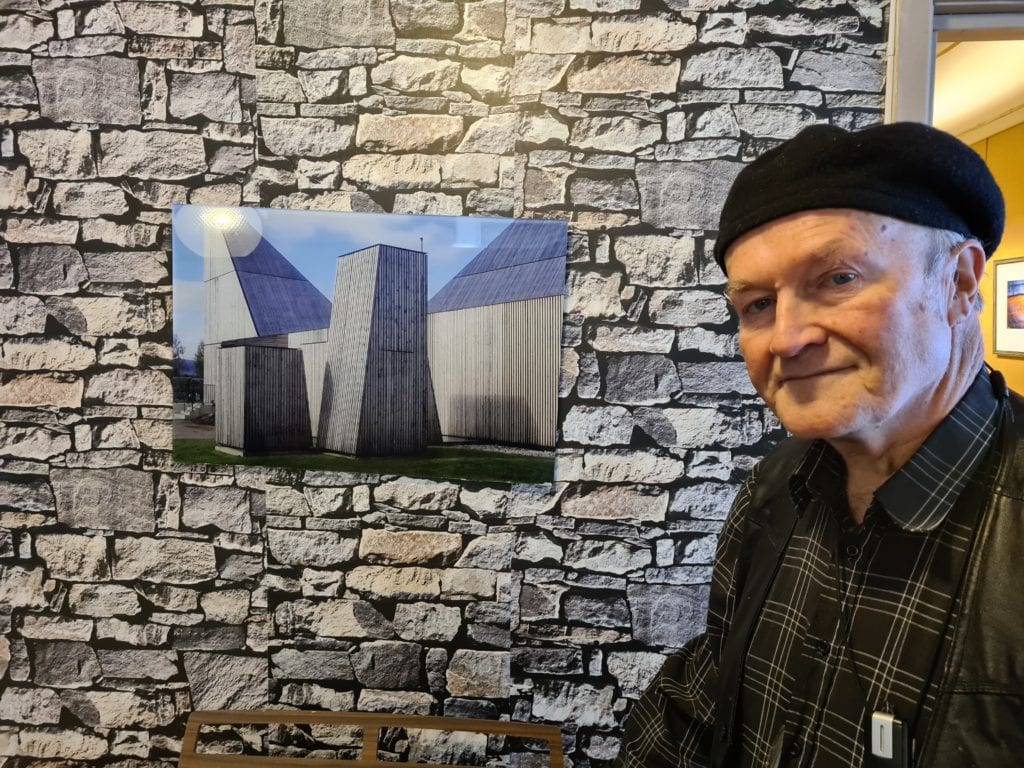 LOKALT MOTIV: Dette bildet er det lett å dra kjensel på, men det er en litt annen vinkel på Våler kirke enn vi kanskje er vant til. Bildet er tatt av Knut Larsson.