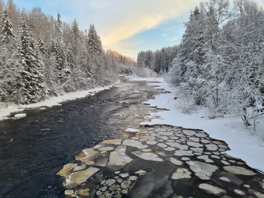 VINTERLIG: Kaldt vær setter sitt vinterpreg på Solør. Her fra brua ved Holmbakken tirsdag hvor isen er i ferd med å legge seg på Flisaelva.