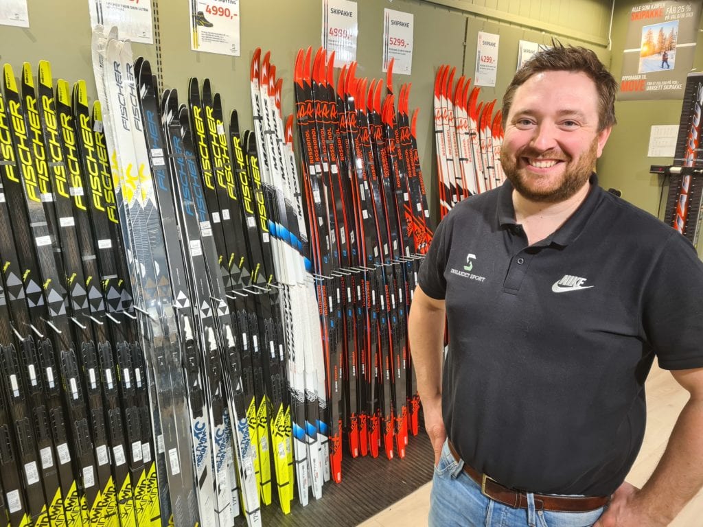 SKIBONANZA: Salget av ski har gått rett til værs hos Innlandet Sport på nyåret, etter at kulda og snøen kom for alvor. Butikksjef Jonas Gottenborg Larsen har lange men gode dager på jobb.