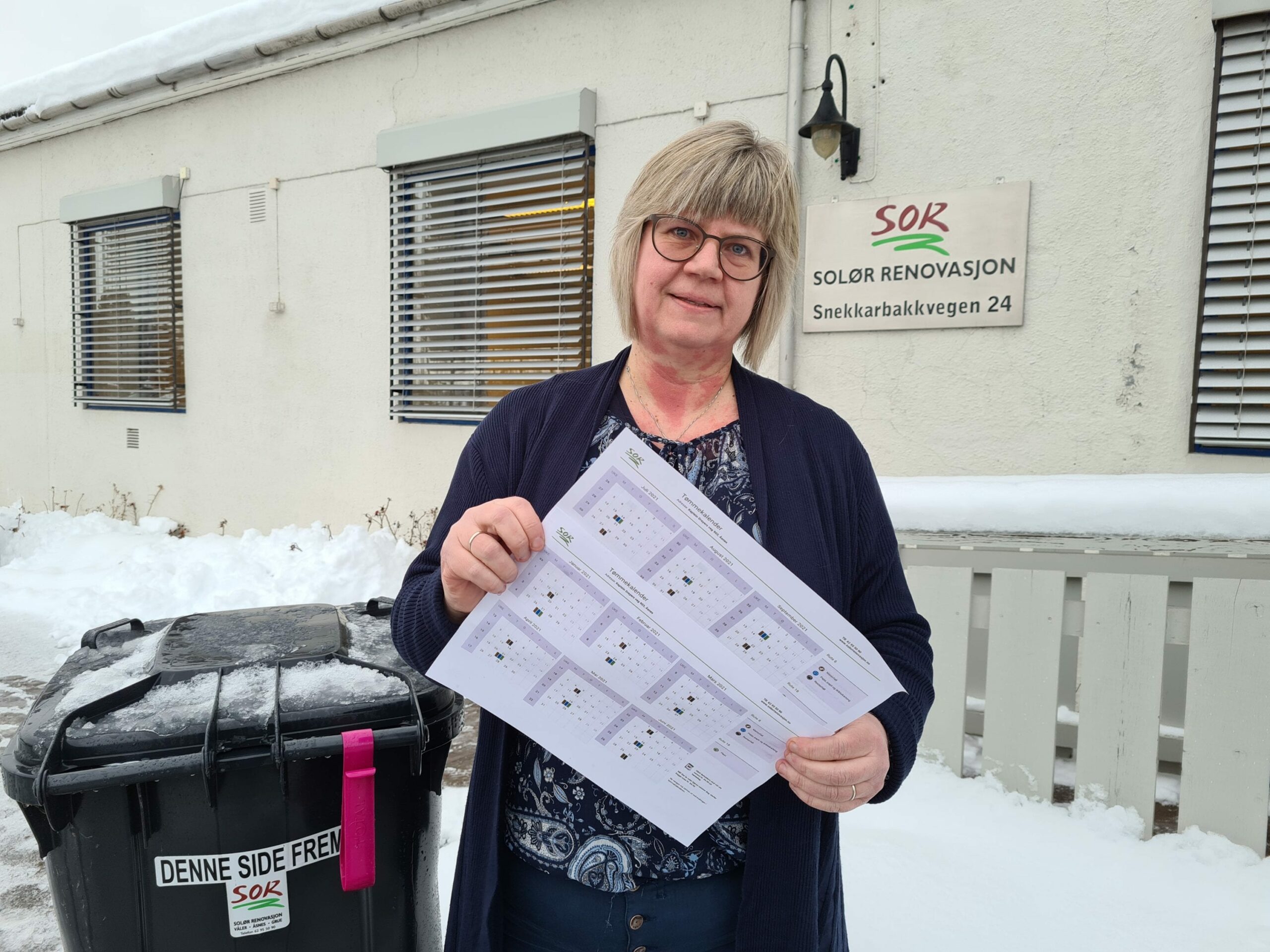 HJELPER GJERNE: Fra nå kommer ikke tømmekalenderen fra Solør Renovasjon i posten av seg selv. Men Nina Meiningen oppfordrer alle som har problemer med å hente ut kalenderen selv på nett til å ta kontakt, så skal hun hjelpe til.