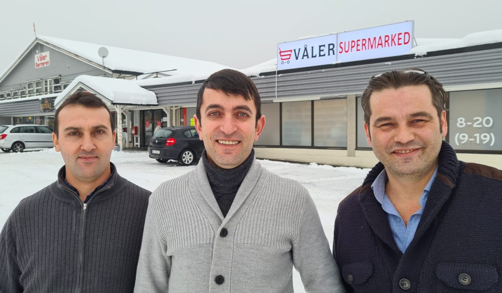 ÅPNER NY BUTIKK: Ilmaz Yuseinov, Alkin Rufiev og Hasan Sobaci åpner snart dørene til Våler Supermarked. Offisell åpning blir onsdag 3. februar, men de planlegger å åpne litt forsiktig før dette.