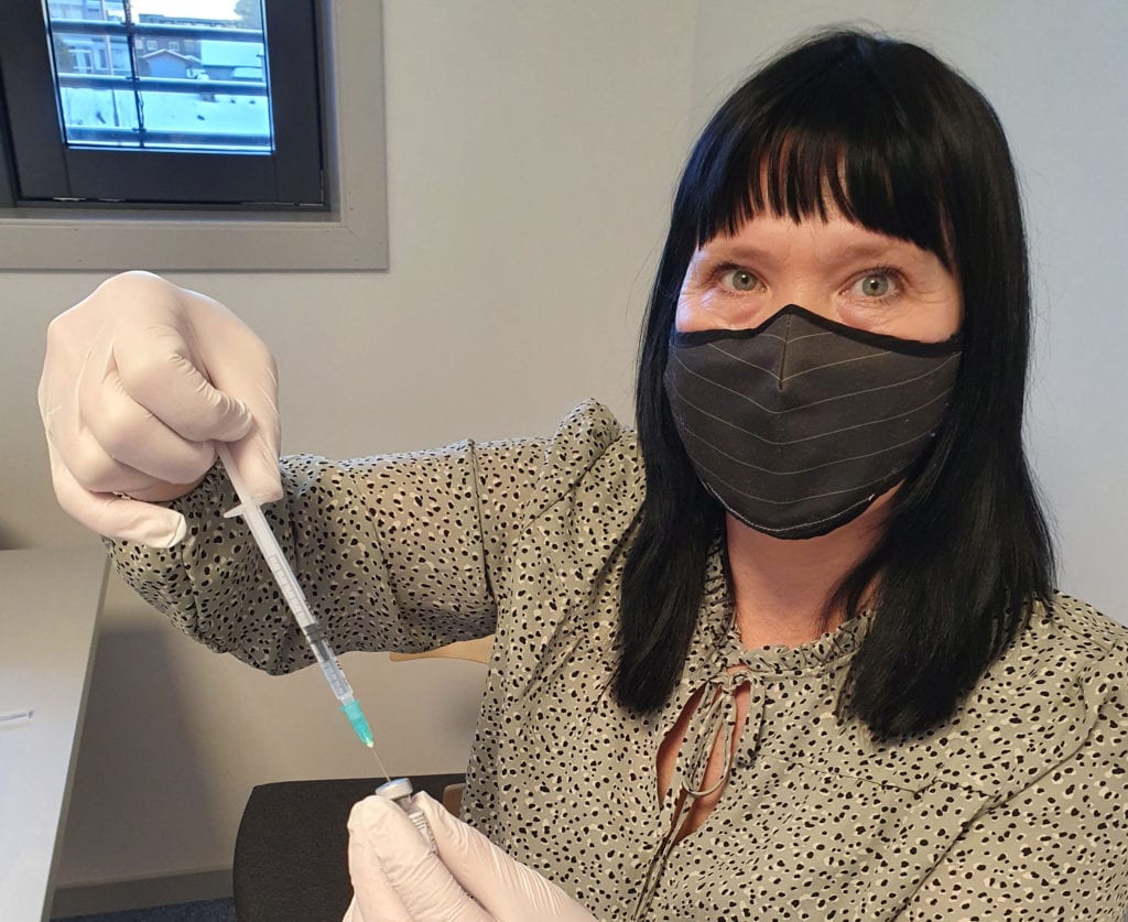 MANGE DOSER SETTES: Vaksinasjonen mot covid-19 fortsetter som planlagt i Solør. Linda Engelsrud er én av mange som er med på å sette dosene i Solør.