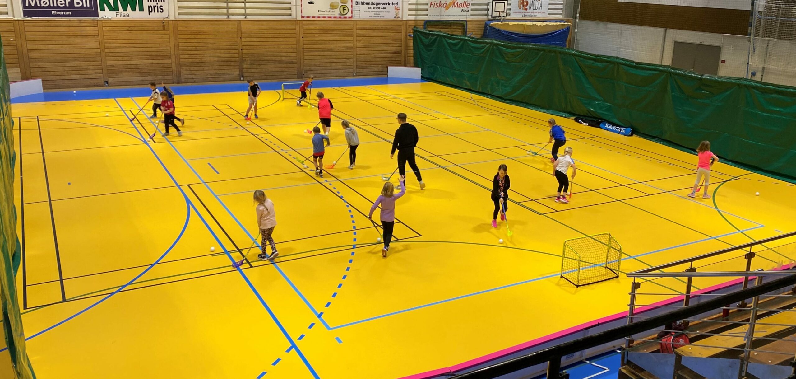 STOR INTERESSE: Over hundre meldte seg på da Flisa Allianseidrettslag og Innlandet Bandyregion ville ha prøvetrening for innebandy på Flisa. Nå blir det trening også de tre neste søndagene.