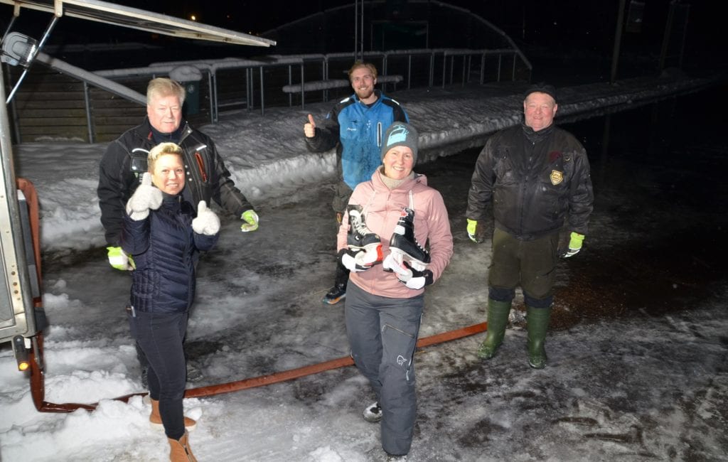 KLART FOR SKØYTER: Nå er isen lagt på Braskereidfoss, og folk kan ta med skøyter å komme. Kine Wester Skulstad (aktivitetsveileder i Våler kommune), Kjell Ivar Berget, Magnus Aasen, Katinka Schjerven Eriksen (BUA Våler) og Per Roger Berget håper mange bruker tilbudet.