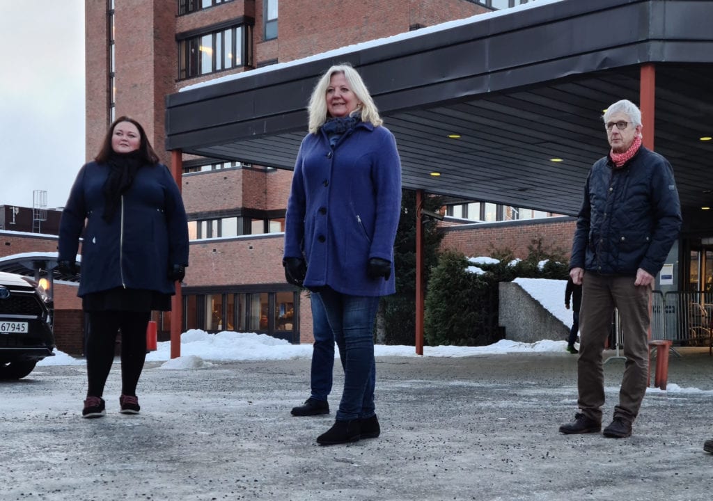 STØTTER ELVERUM: Mandag formiddag var 7 av regionens ordførere samlet i Elverum for å støtte fortsatt sykehus her. Kari Heggelund fra Åsnes og Ola Cato Lie fra Våler støttet Elverum-ordfører Lillian Skjærvik (i midten). Foto: Leif Tore Surén.