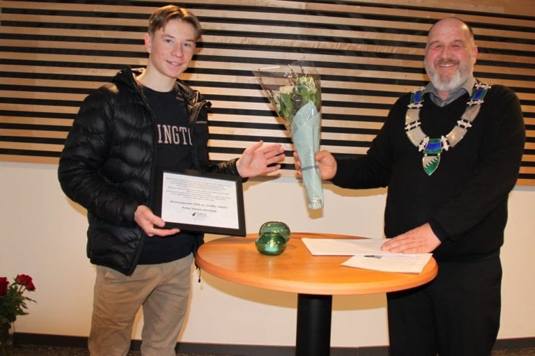 MOTTOK STIPEND: Petter Vestmo Almåsbak mottok idrettstipendet i Grue av ordfører Rune Grenberg. Stipendet er på 10.000 kroner. Foto: Grue kommune.