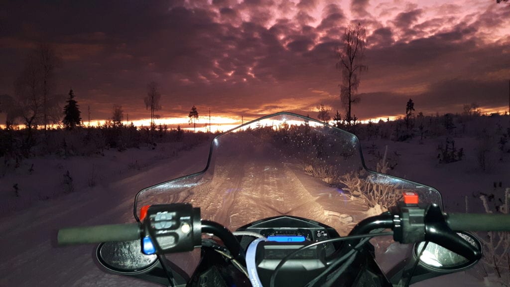 FLOTTE NATUROPPLEVELSER: Fra setet på snøscooteren er det mulig å få veldig fine naturopplevelser på Våler Finnskog.