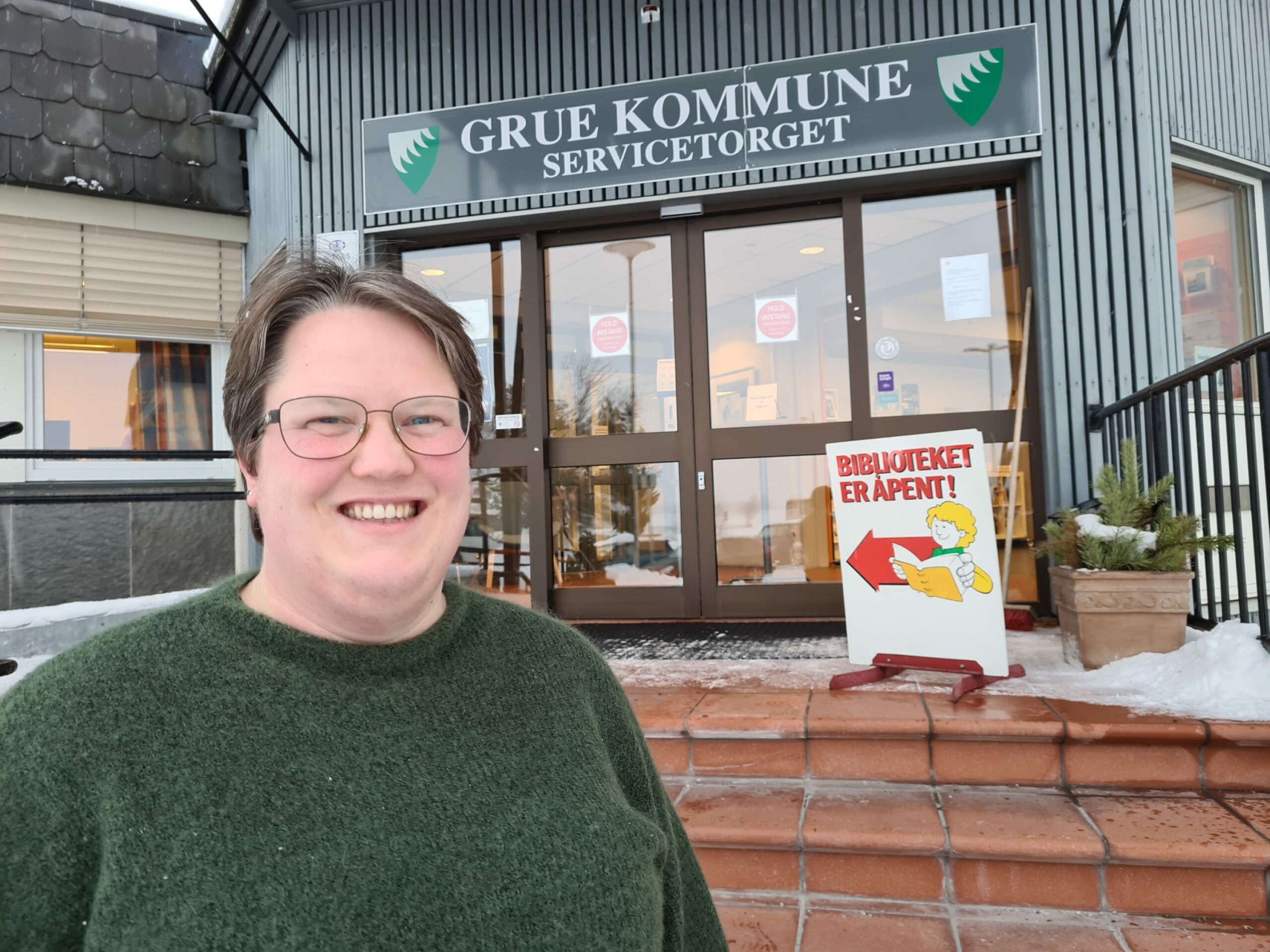 ÅPNER LÅSTE DØRER: Nå blir det meråpent bibliotek også i Grue. Det gleder biblioteksjef Kaia Svaan seg til, og håper at biblioteket med det blir enda mer aktuelt.
