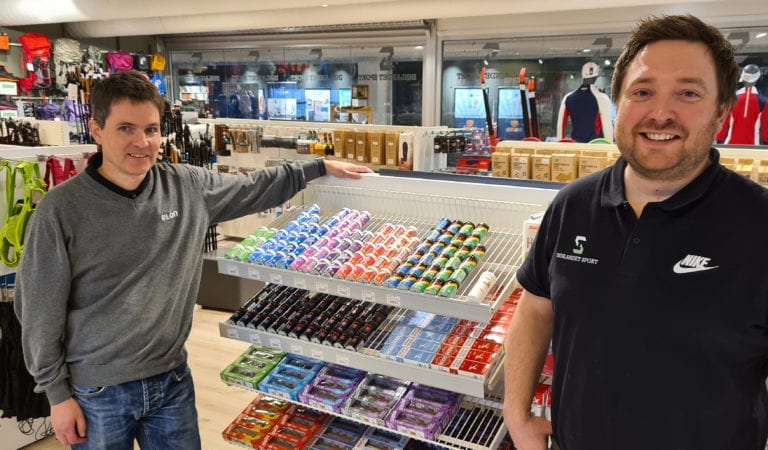 GÅR PÅ NETT: Årets smørekveld hos Innlandet Sport blir digital. Svein Cato Framås (til venstre) hos Vika Film & Bilde skal bistå Jonas Gottenborg Larsen med å nå ut i verden med smørekurset gjennom tre ulike Facebook-sider.