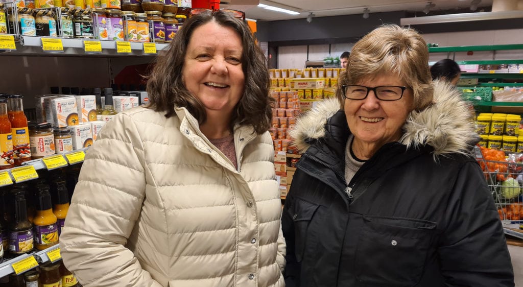 VAR TIDLIG PÅ PLASS: Anne Heidi Johansen (til venstre) og Rigmor Hagen var blant de første kundene da Våler Supermarked åpnet onsdag. Anne Heidi er særlig glad for at butikken har oliven i løsvekt.