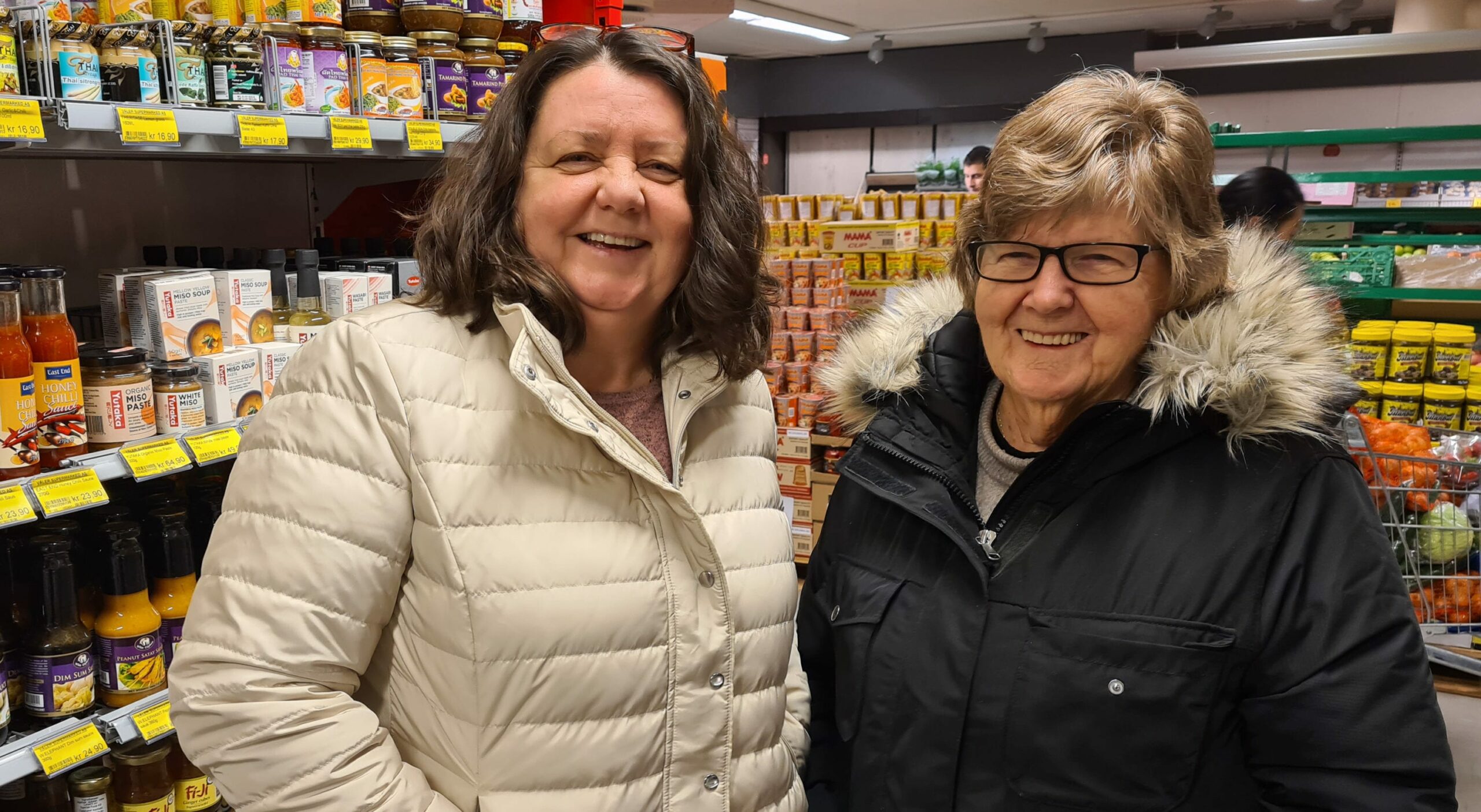 VAR TIDLIG PÅ PLASS: Anne Heidi Johansen (til venstre) og Rigmor Hagen var blant de første kundene da Våler Supermarked åpnet onsdag. Anne Heidi er særlig glad for at butikken har oliven i løsvekt.