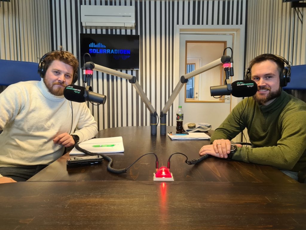 I STUDIO: Podcasten Henning & Tore spilles inn i studio hos SolørRadioen. Bak står Henning Myrer (til venstre) og Tore Våseth.
