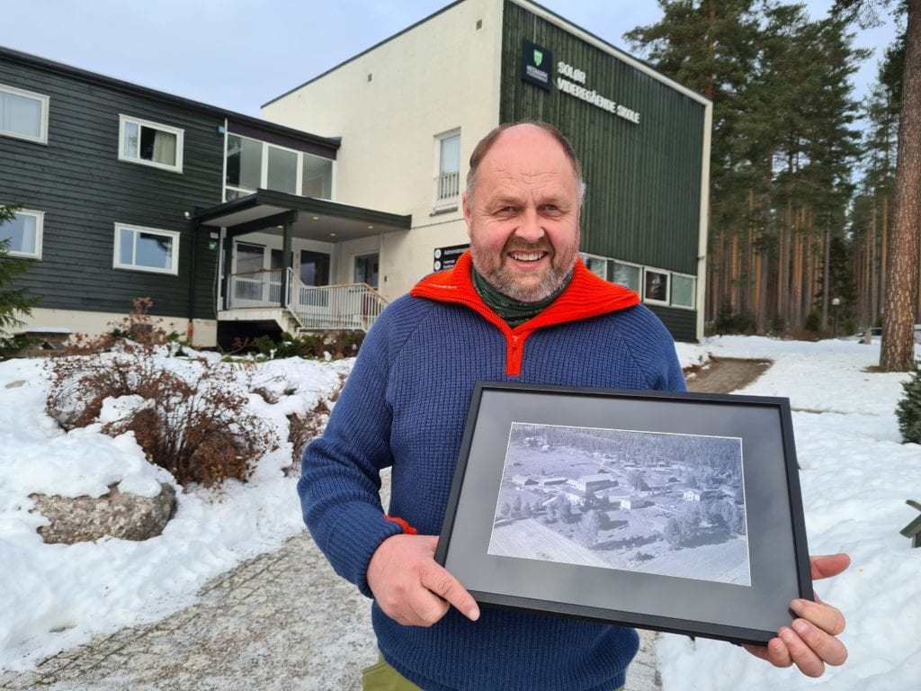 ETABLERT UNDER KRIGEN: I tilknytning til Sønsterud gård etablerte tyskerne en arbeidstreningsleir under krigen. Etter krigen ble Statens skogskole Sønsterud etablert her. Helge Strætkvern kan konstatere at skoletilbudet er 75 år i 2021.