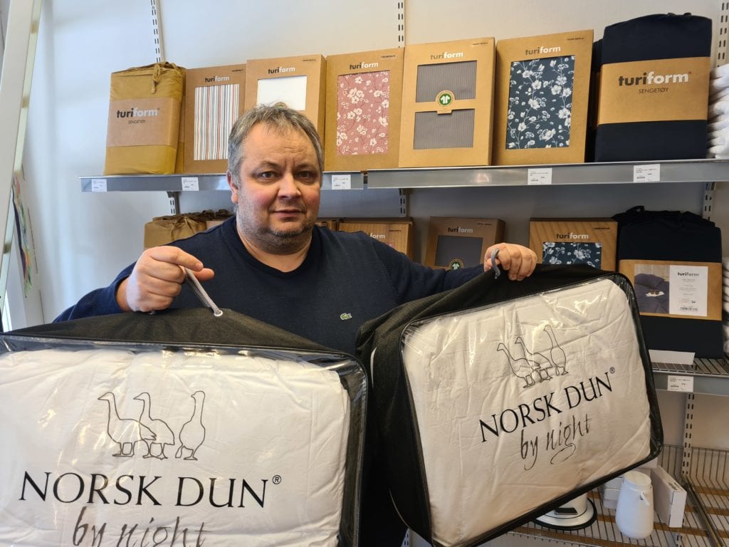 VIL STOPPE LEKKASJE: Da Terje Husebæk fikk høre at folk dro til Elverum og Kongsvinger for å handle dyner, puter og sengeklær bestemte han seg for at Fargerike Flisa skulle starte med denne varegruppen.