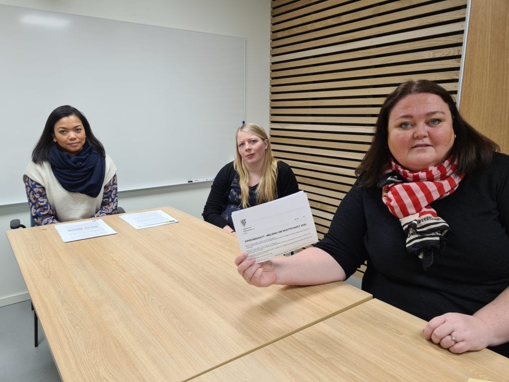 BLIR DYRERE: Fra 2021 blir eiendomsskatten dyrere i Åsnes kommune. Sofia Brun (fra venstre), Malin Olsen Støa og ordfører Kari Heggelund beklager alle at det blir slik. Sofia og Malin jobber ved eiendomsskattekontoret i kommunen.