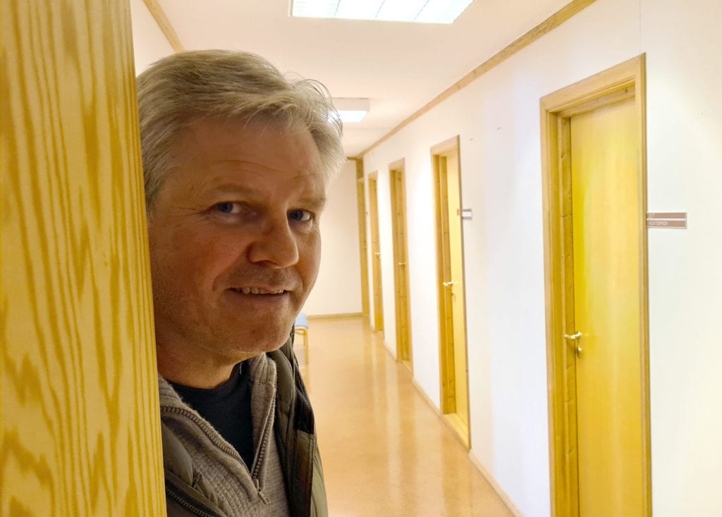 STÅR LEDIG: I det gamle Eidsiva-bygget ved Flisa stasjon står det mange nok ledige kontorer til å etablere et kontorhotell på dagen. Inge Roar Kristiansen i Kraftlaget går gjerne i dialog om noen ønsker å etablere et slikt tilbud på Flisa.