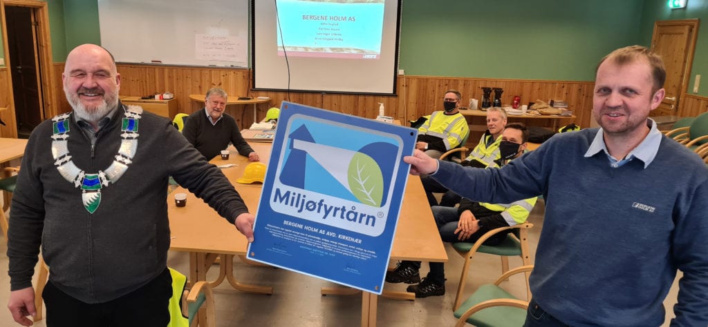 FIKK SERTIFISERING: Ordfører Rune Grenberg hadde fredag med det synlige beviset på at Bergene Holm på Kirkenær nå er et miljøfyrtårn. Arne Inngard Melby er fabrikksjef og tok i mot plaketten.