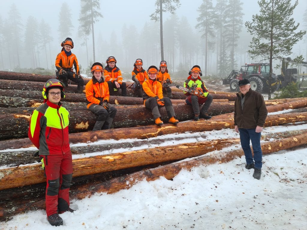 ØVINGSOMRÅDE: Mandag var VG2-elevene ved Sønsterud i Haukåsen for å sluttføre årets hogstprosjekt her. Foran ser vi lærer Simon Andersson Støa og Knut Aandstad som er daglig leder i Åsnes kommuneskoger KF. Bak ser vi fra venstre elevene Ole Erik Rønning, Christina Holtslag, Peder Anseth, Ottar Smette, Charlotte Reinhardtsen, Ingmar Østeberg og Johannes Sæthern.