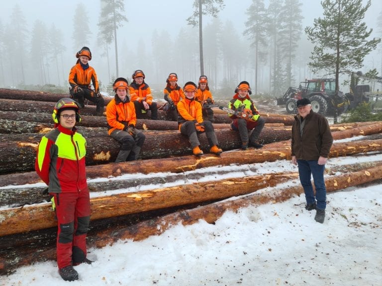 ØVINGSOMRÅDE: Mandag var VG2-elevene ved Sønsterud i Haukåsen for å sluttføre årets hogstprosjekt her. Foran ser vi lærer Simon Andersson Støa og Knut Aandstad som er daglig leder i Åsnes kommuneskoger KF. Bak ser vi fra venstre elevene Ole Erik Rønning, Christina Holtslag, Peder Anseth, Ottar Smette, Charlotte Reinhardtsen, Ingmar Østeberg og Johannes Sæthern.