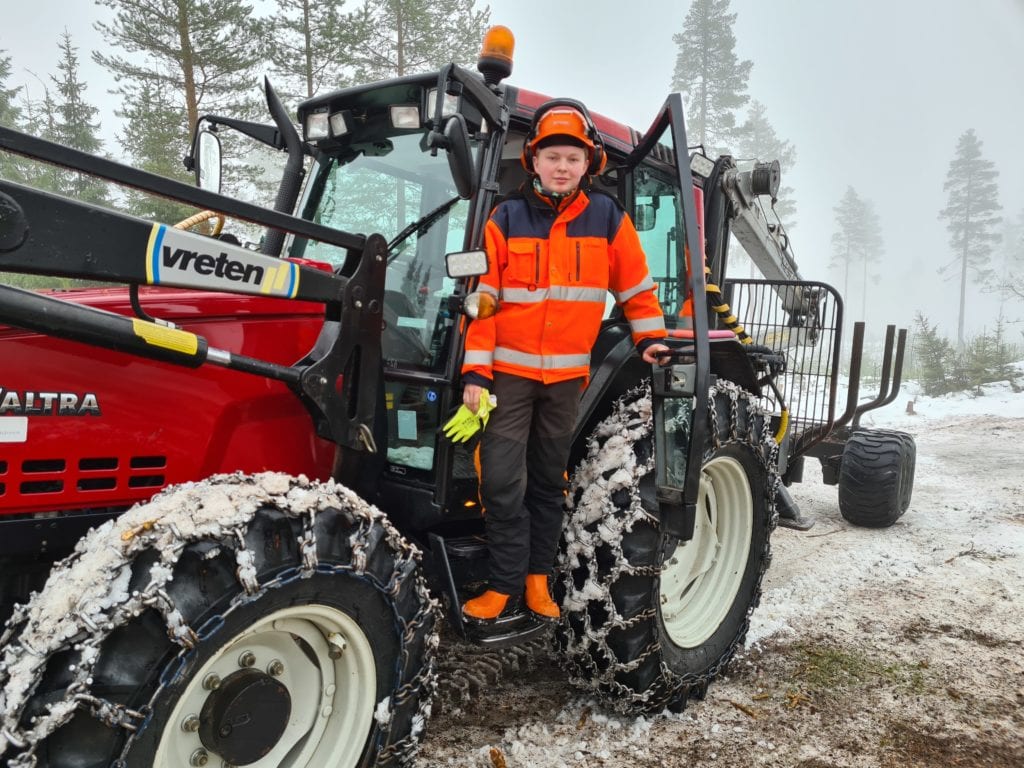 FIKK PRØVD SEG: Peder Anseth er én av VG2-elevene som fikk prøvd seg på hogst i Haukåsen. Felling og kapping skjer manuelt med motorsag, mens frakting skjer med maskinelt utstyr.