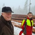 VINN-VINN: Samarbeidet mellom Solør videregående skole på Sønsterud og Åsnes kommuneskoger KF gir vinn-vinn for alle. Knut Aandstad (til venstre) er takknemlig for jobben elevene og lærer Simon Andersson Støa gjør.