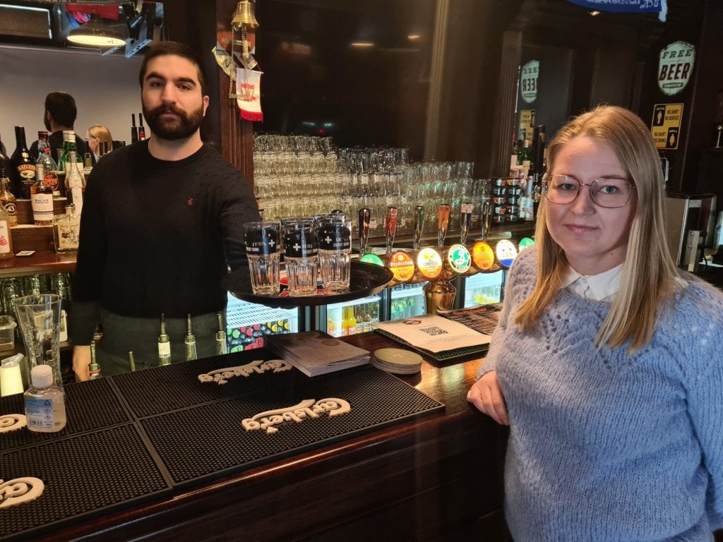 TOMME GLASS: Det kan bli lenge til Celal Dogan får servert noe igjen hos Dogans Sportsbar. Marita Kalfoss Sollien i Åsnes Venstre håper krisepengene som nå kommer kan brukes på å redde en hardt presset serveringsbransje.