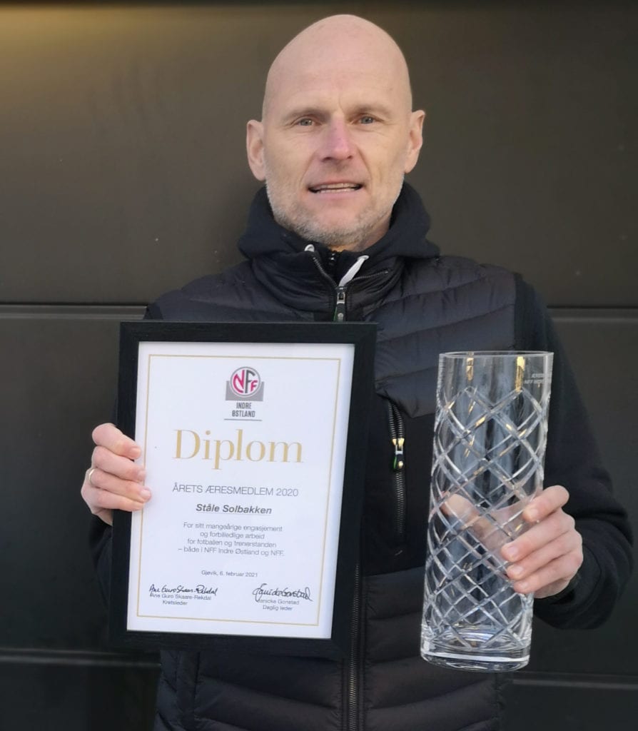 BLE HEDRET: Ståle Solbakken er utnevnt som æresmedlem i NFF Indre Østland. Årets Kretsting måtte gjennomføres digitalt på grunn av pandemien. Foto: NFF Indre Østland.
