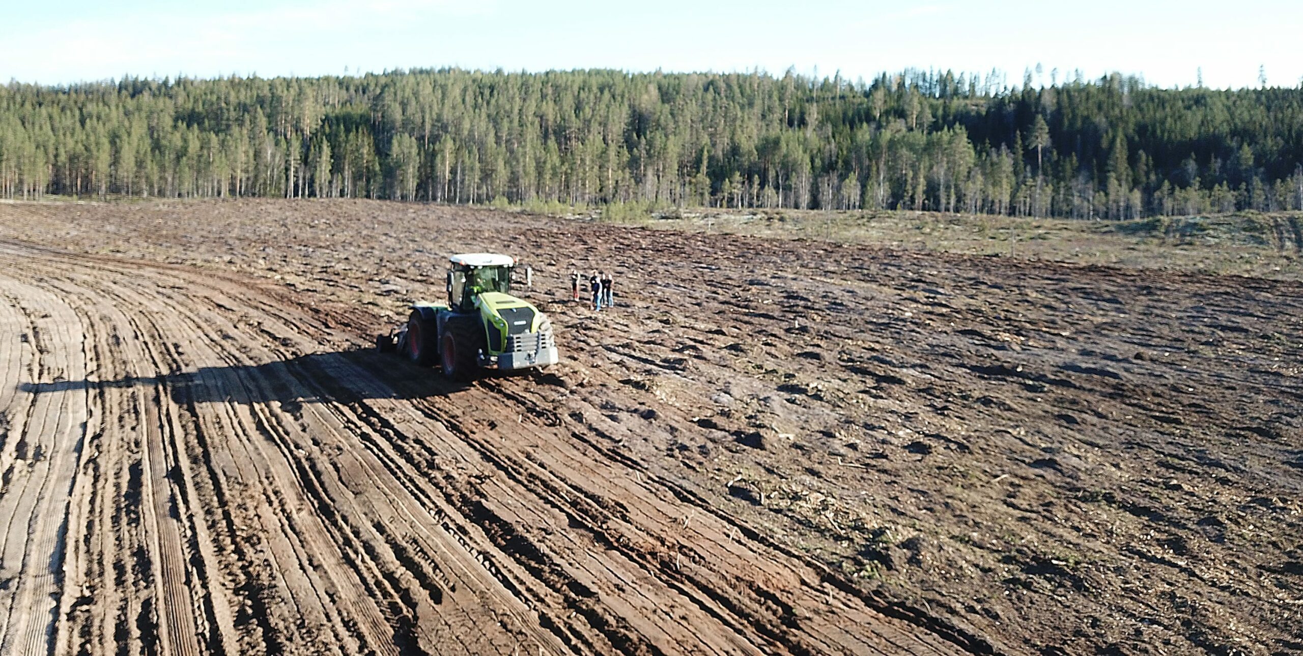 VIL FÅ FART PÅ NYDYRKINGEN: Statsforvalteren i Innlandet holder webinar for fylkets kommuner 18. februar. Målet er å korte ned saksbehandlingstiden for dem som vil nydyrke. Her fra oppdyrkingen hos Lars Erik Gundersen på Finnskogen i fjor. Foto: Privat.