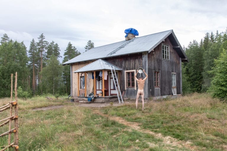 STILLER UT: Bak vandreutstillingen «Menniskor på skogen» på Norsk Skogmuseum står Aija Svensson. Dette er ett av bildene som stilles ut i andre etasje på museet.