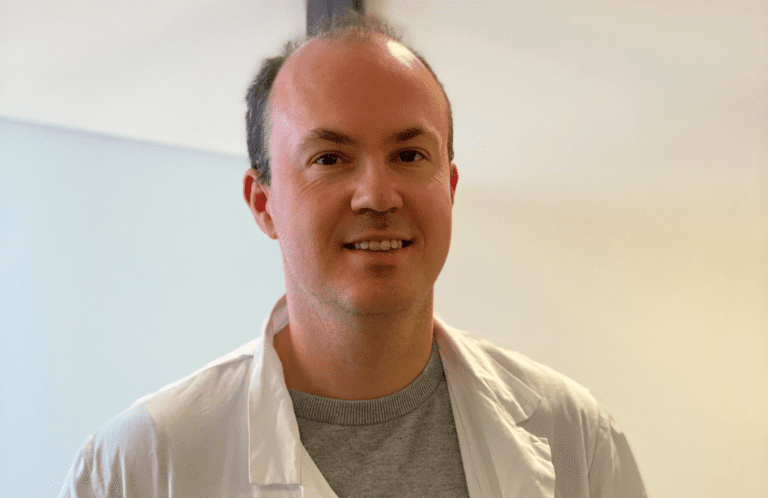 FASTLEGENE VAKSINERER: I Grue er det fastlegene som vaksinerer sine pasienter. Her kommunelege Jan-Øyvind Lorgen. De som har fastlege i annen kommune må ta konakt med en lege lokalt for å få vaksinen. Foto: Agnete Bekkesletten/Grue kommune.