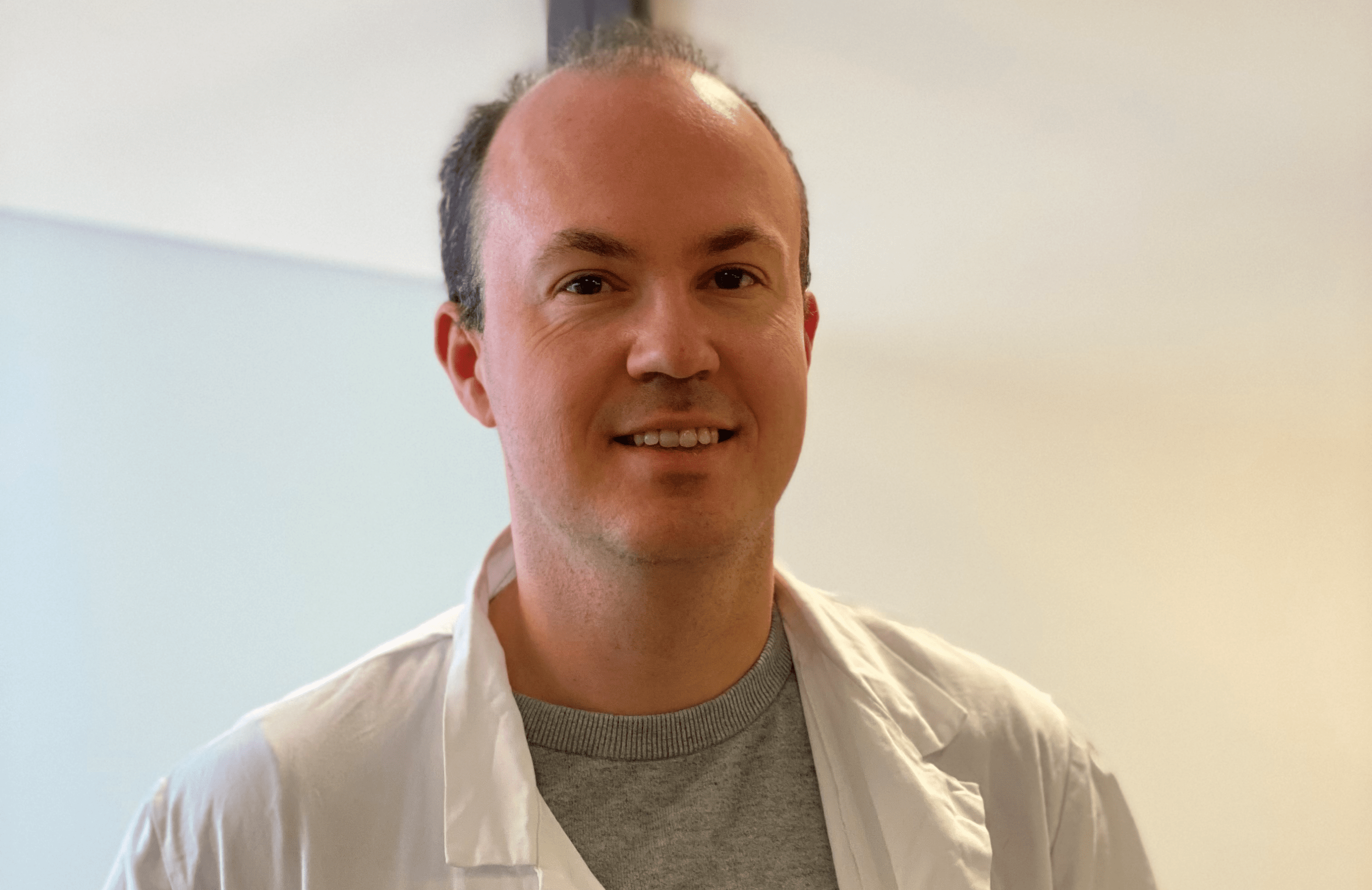 FASTLEGENE VAKSINERER: I Grue er det fastlegene som vaksinerer sine pasienter. Her kommunelege Jan-Øyvind Lorgen. De som har fastlege i annen kommune må ta konakt med en lege lokalt for å få vaksinen. Foto: Agnete Bekkesletten/Grue kommune.