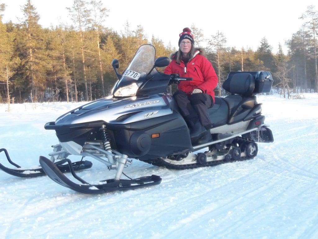 NY NÆRING: Nadja Fleischeuer og Jan Tore Nedgården driver Gravberget Snøscooterutleie. Leden i Gravberget frister mange fra fjern og nær til grenda, og de to tror på stor vekst i årene som kommer.