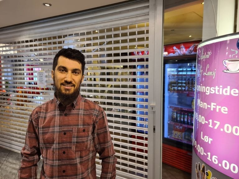 MÅ STENGE IGJEN: Delina's Café og Lunsj på Flisa Stormarked holdt stengt en periode da pandemien brøt ut. Nå må Shaka Wan Jamal stenge igjen i påvente av prøvesvar. Arkivfoto.