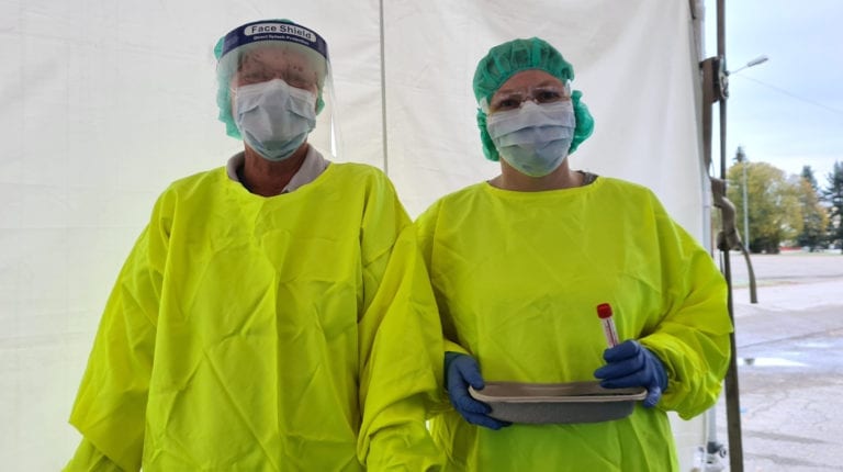 MANGE TESTES: 275 solunger ble testet for covid-19 på Haslemoen i uke 10. Her fra testing ved infeksjonsklinikken i fjor.