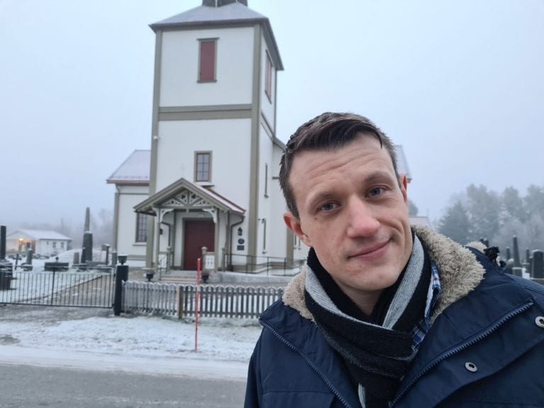 HOLDER ÅPENT: Åsnes, Hof og Arneberg kirker vil være åpne i påsken da det skulle ha vært gudstjeneste. Sogneprest i Åsnes, David André Tys, ønsker velkommen til alle som ønsker å ta turen. Men det kan bare være ti i kirkene samtidig.