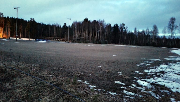 VIL BYGGE HER: På den gamle fotballbana på Sønsterud ønsker Kjellmyra Idrettslag å bygge en ny flerbrukshall. Idrettslaget ser blant annet til flerbrukshallen som er realisert i Heradsbygda.