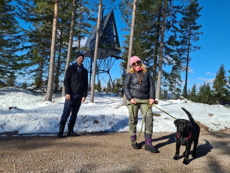 UTVIDER: PAN 1 og PAN 2 får en ny nabo når Christine Mowinckel og Kristian Rostad bygger en tredje tretopphytte. Max er fornøyd med å kunne gå turer opp til hyttene, og er bjeffende sikker på at en tredje tretopphytte gir enda større labbeaktivitet.