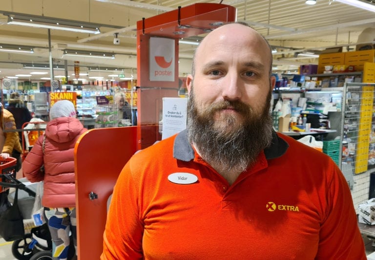 SKAL LEDE BUTIKKEN: I første omgang blir Vidar Skårderud butikksjef hos Extra Flisa i ett år mens Tor André Kalgård blir driftssjef for flere butikker. Begges vikariater kan bli forlenget.
