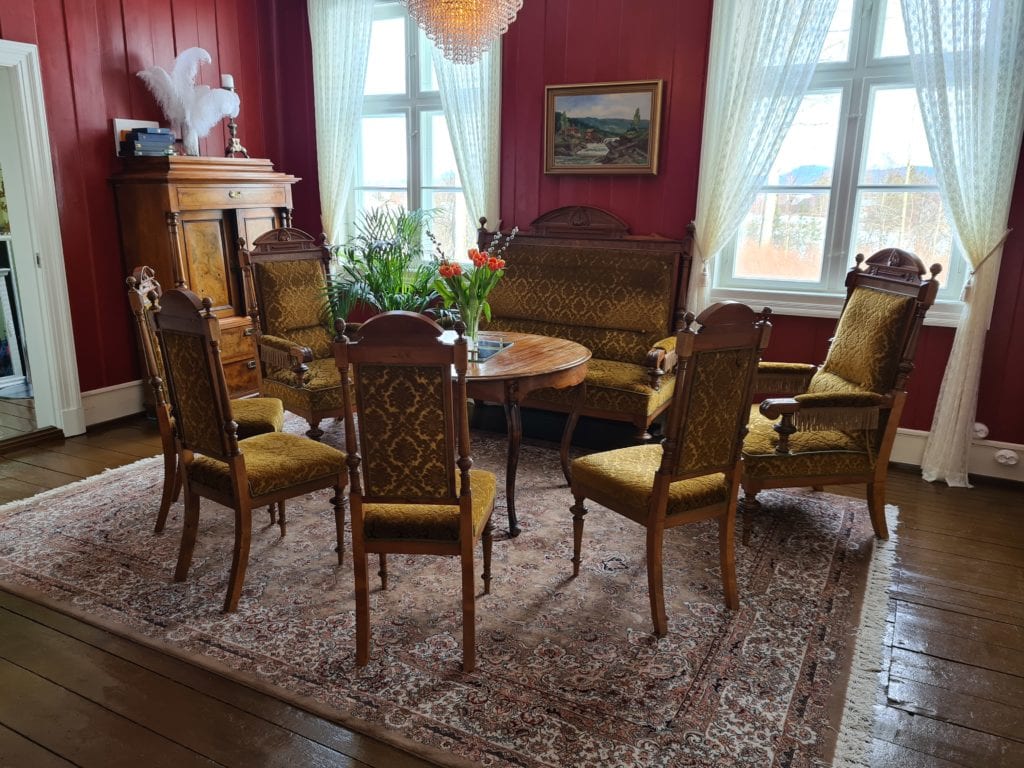 EN VANDRING I TID: Et besøk hos Kvisle Herregård er som å gå tilbake i tid. Herregården har åtte salonger, med tidsriktig møbler og interiør.