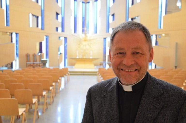 HOLDER ÅPENT: Når det skulle ha vært gudstjenester i kirkene i Våler vil dørene være åpne for folk som vil komme. Men sokneprest Einar Vannebo tar maksimalt i mot 10 personer om gangen i kirken.