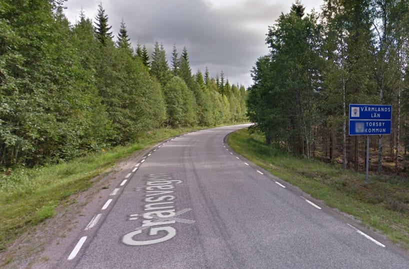 STENGES NED: Fem av grenseovergangene inn i Torsby blir fysisk bommet denne uka. Dette på grunn av innreiseforbudet inn i Sverige, som foreløpig gjelder til 31. mars. Foto: Google Maps.