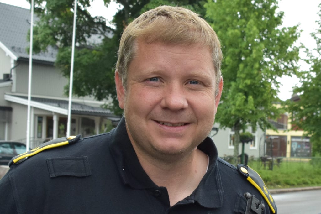 BER FOLK VÆRE ÆRLIGE: Smittesporingsteamene opplever at folk holder tilbake informasjon om hvor de har vært. Mathis Briskerud er tjenestestedsleder for politiet i Solør, og ber folk være ærlige. Ingen vil bli straffeforfulgt for å legge kortene på bordet til koronatelefonen. Arkivfoto.